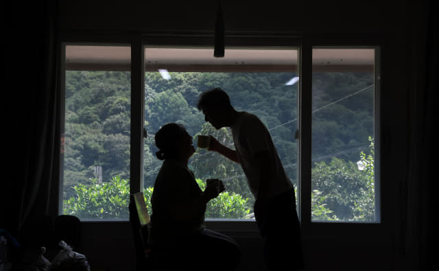 노무식·김민경 부부가 의령군 궁류면 입사마을에 귀촌해 손수 지은 집 거실 창가에서 차를 마시며 이야기를 나누고 있다.