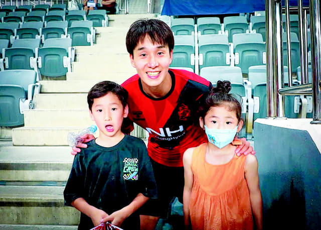 어린이 팬들과 기념사진을 찍고 있는 경남FC 이우혁./경남FC/