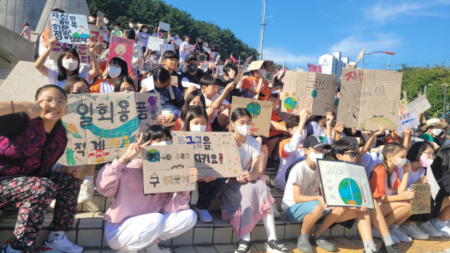 거제 신현초등학교 학생들이 지난 23일 기후정의행진 캠페인을 진행하고 있다./환경과생명을 지키는 경남교사모임/