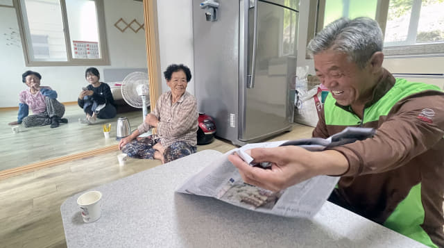 의령군 궁류면 입사마을 경로당에서 신상도씨가 우편으로 배달된 경남신문을 읽고 있다.