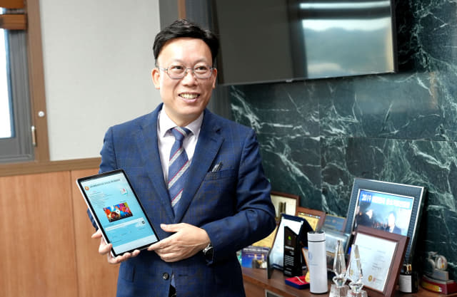 강정현 아라소프트 대표가 ePUB 3.0 기반을 구현하는 멀티미디어형 전자책 저작도구인 아라오서에 대해 설명하고 있다./아라소프트/