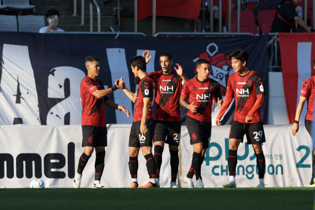 경남FC 이광진(왼쪽 두 번째)이 득점 후 동료들과 기뻐하고 있다./프로축구연맹/