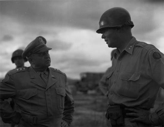 백선엽(오른쪽) 1사단장이 낙동강 전선(왜관)을 방문한 워커 미 8군 사령관과 이야기를 하고 있다./다부동전적기념관/