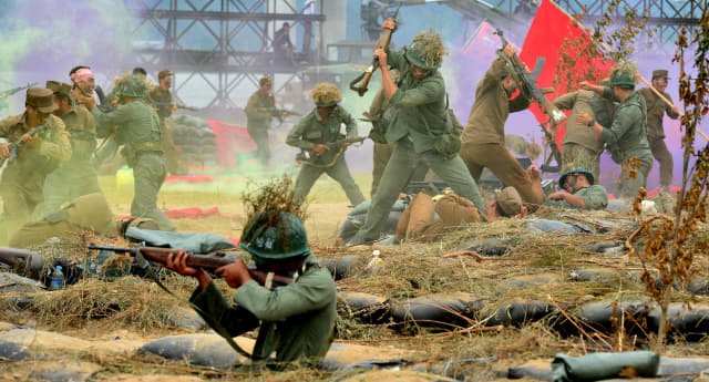 다부동전투 재연 장면. 국군과 북한군이 육박전을 벌이고 있다./정운철 作/