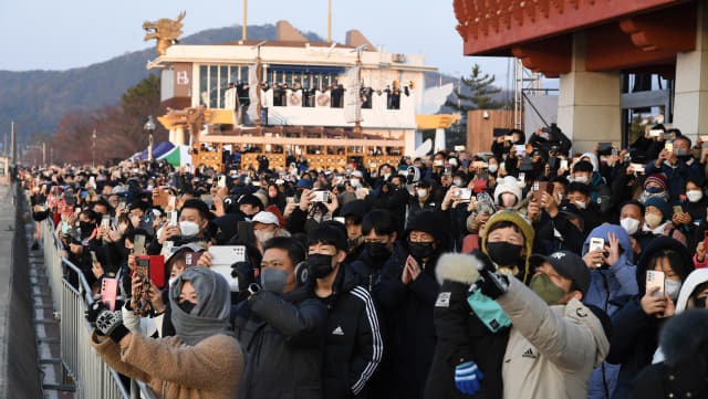 1일 오전 창원시 진해구 진해루 앞에서 시민들이 새해 첫 해를 바라보고 있다./김승권 기자/