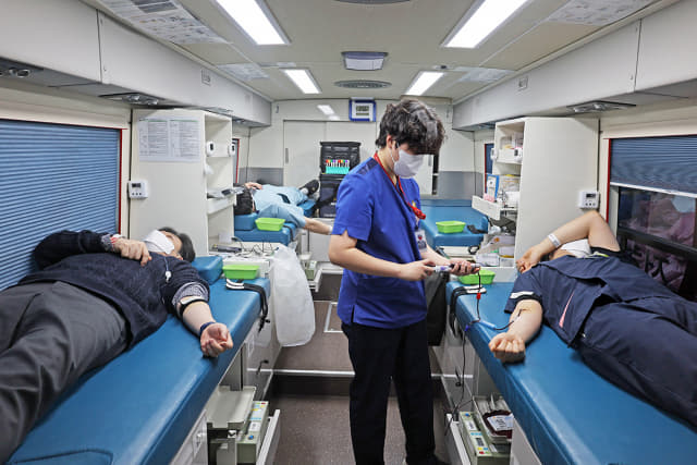 창원파티마병원 직원들이 지난 6일 경남혈액원 버스에서 생명 나눔 헌혈을 하고 있다./창원파티마병원/