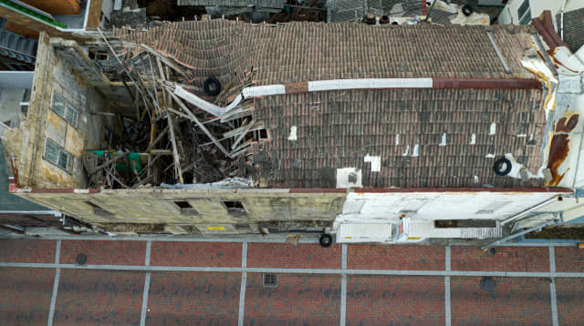 지난 31일 창원시 마산합포구 문화동의 한 건물이 지붕이 무너진 채 수년째 방치돼 있다./성승건 기자/