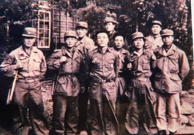 전남 전투경찰이었던 현상호씨(둘째줄 가운데)가 1951년 화순군 동복면에서 빨치산 퇴치 작전에 투입돼 동료들과 찍은 사진.