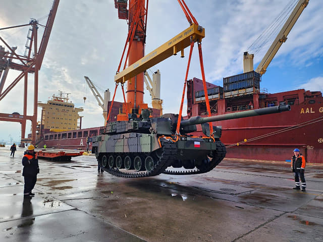 지난 22일(현지시간) 폴란드 그드니아 항구에 도착한 K2 전차 모습./현대로템/