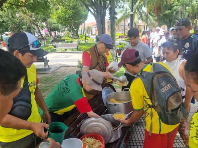 원종록 목사님이 몬테로(Montero) 광장에서 매주 토요일마다 해왔다는 노숙자 점심봉사에 참여했다.