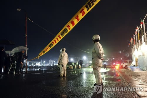 (와카야마 AP=연합뉴스) 일본 경찰이 15일 기시다 후미오 일본 총리를 겨냥한 것으로 추정되는 폭발물 투척 사건이 벌어진 와카야마현 현장을 지키고 있다.
