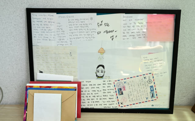 베란다 작업실에 있는 팬과 지인들에게서 받은 편지들.