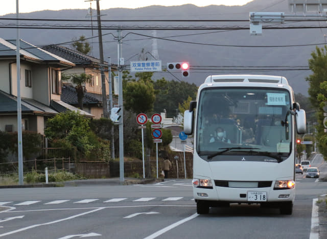 일본 후쿠시마 오염수 시찰단을 태운 버스가 24일 후쿠시마 제1원자력발전소에서 도쿄전력 폐로자료관으로 들어오고 있다. 연합뉴스