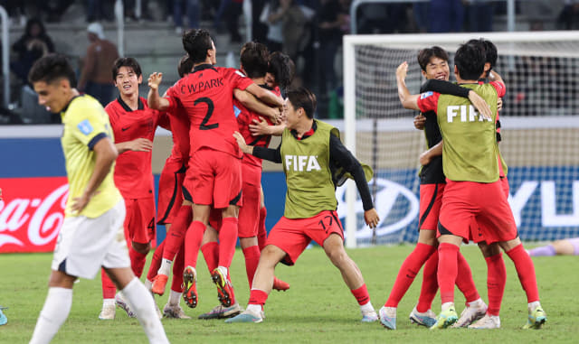 1일(현지시간) 오후 아르헨티나 산티아고 델 에스테로 스타디움에서 열린 2023 국제축구연맹(FIFA) 20세 이하(U-20) 월드컵 16강전 한국과 에콰도르의 경기에서 3-2로 승리를 거두며 8강 진출에 성공한 한국 선수들이 기뻐하고 있다. 연합뉴스
