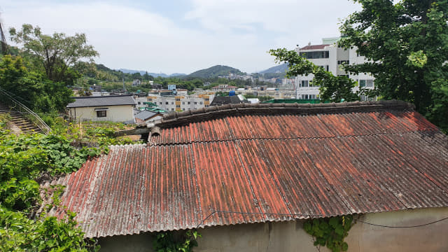 창원시 진해구 여좌동에 있는 4등급(철거 대상) 추정 빈집. 꽤 오랜 시간 방치돼 슬레이트 지붕이 많이 삭아 있다.