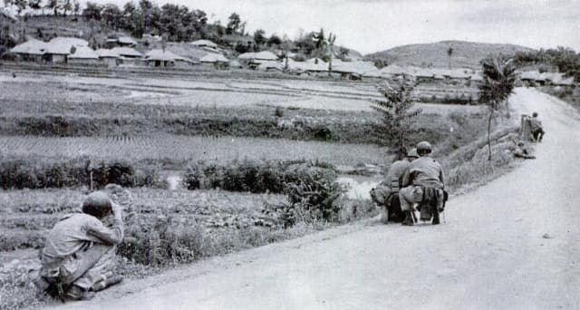 천안전투가 벌어지기 하루 전인 1950년 7월 7일 국도를 따라 북상하며 부대리(현재 천안시 부대동)를 정찰하는 미 34연대 병사들. 종군기자인 칼 마이던이 찍은 사진으로 라이프지 1950년 7월 17일자에 실렸다.