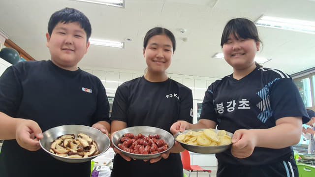 봉강초 6학년 학생들이 실과수업에서 직접 수확한 감자 등을 이용해 요리한 음식을 보이고 있다.