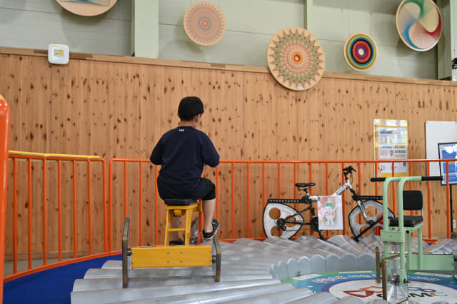 한 학생이 사각바퀴 자전거를 체험하고 있다.