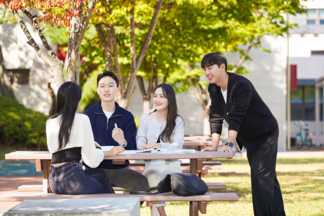 경상국립대학교 학생들이 가좌캠퍼스에서 즐겁게 대화를 나누고 있다.