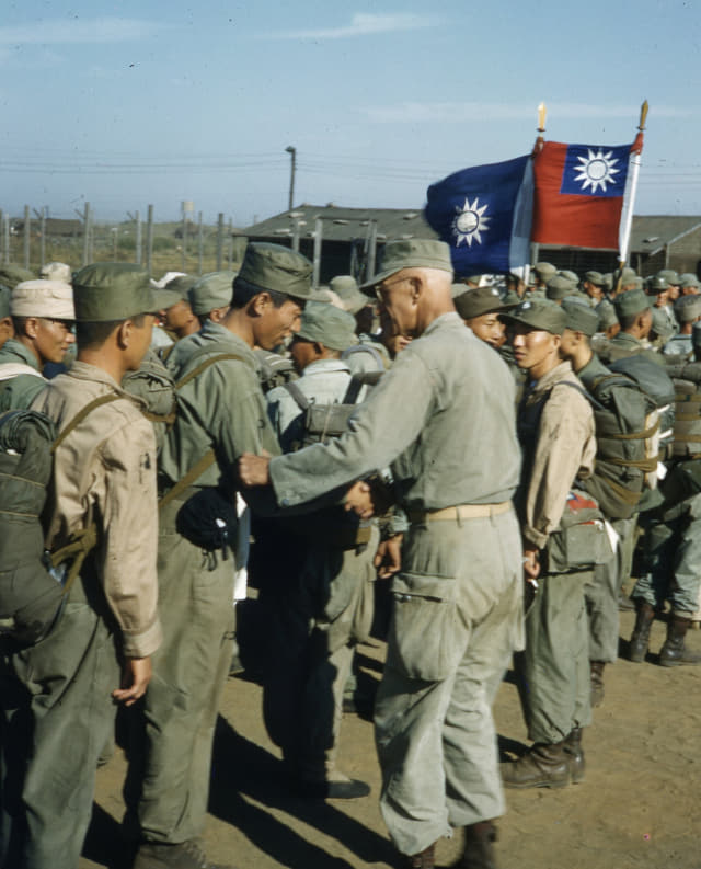 1953년 모슬포 수용소에서 대만으로 떠나기 전 미군과 악수를 나누는 반공포로들./한국저작권위원회/