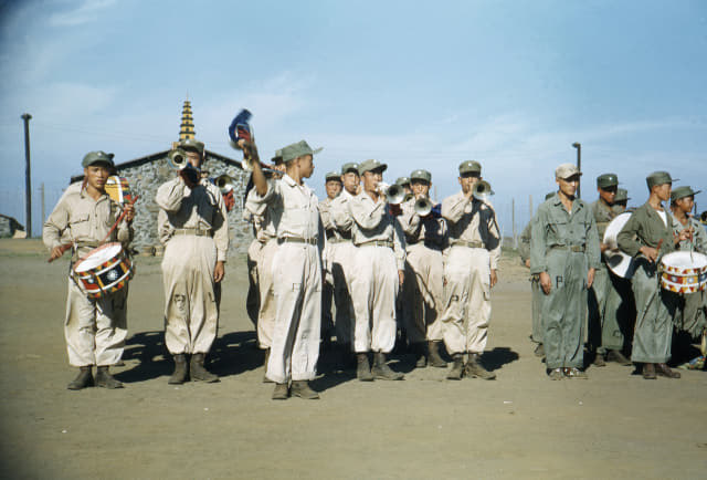 1953년 모슬포 수용소에 있던 반공포로들이 열병식을 재현하기 위해 북을 치고 나팔을 불고 있다./한국저작권위원회/