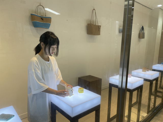 정현영 마이도 대표가 마이도의 친환경 종이밴드 에코크래프트로 만든 DIY 공예 제품을 진열하고 있다.