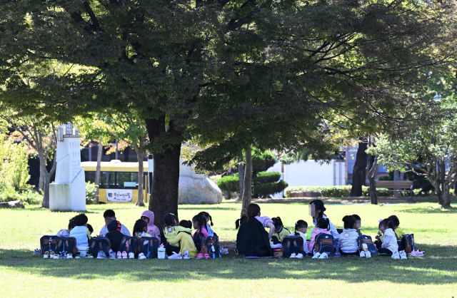 5일 창원시 성산구 용지공원에서 체험 학습을 마친 어린이들이 나무 그늘 아래서 점심을 먹고 있다./김승권 기자/