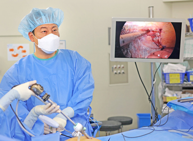 창원파티마병원 외과 김원연 과장이 대장암 복강경 수술을 하고 있다.