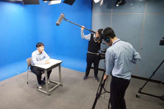 스마트영상크리에이터과 학생들이 영상 편집 및 제작 실습을 하고 있다./이민영 기자/