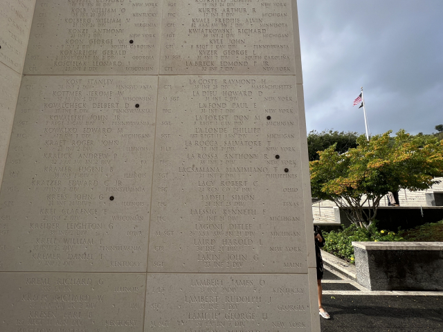 국립태평양기념묘지에 잠들어 있는 6.25참전용사들의 이름과 소속이 비석에 적혀 있다. /박준혁 기자/
