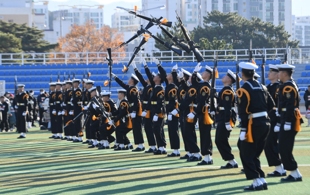 해군의장대가 총 돌리기 축하공연을 절도있게 하고 있다.