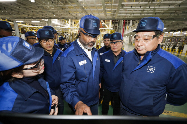 지난 24일 GM 창원공장에서 제럴드 존슨(가운데) GM 글로벌 생산 부문 총괄부사장이 '트랙스 크로스오버'의 설비와 기술들을 살펴보고 있다./GM한국사업장/