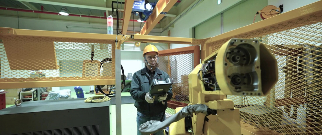 강영식 와이케이로보틱스 대표가 경남지역 한 기업에서 로봇 리퍼브를 위한 점검을 진행하고 있다./와이케이로보틱스/