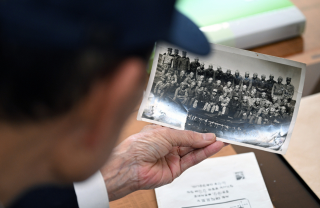 양봉규 6·25참전유공자가 1958년 5월 포항에서 해병대 하사관 특별 교육 수련 후 동기생들과 촬영한 기념사진을 바라보고 있다./김승권 기자/
