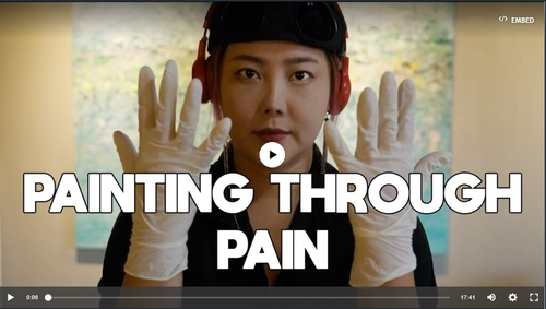 미국 국제방송국 VOA(Voice of America) 산하 유튜브 채널 'VOA 52'의 다큐멘터리 '페인팅 스루 페인'(Painting Through Pain)의 한 장면.[VOA 52 다큐 '페인팅 스루 페인' 캡처. 재판매 및 DB 금지]