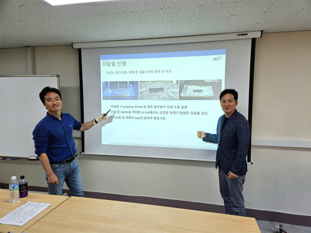 이재영(왼쪽) 그래핀이엔지 대표와 이제욱 CTO가 사업 모델을 설명하고 있다./그래핀이엔지/