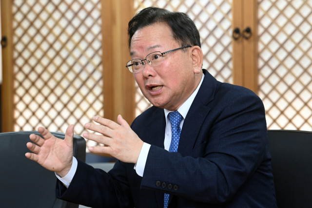 김부겸 더불어민주당 공동선대위원장이 지난 27일 서울 여의도 민주당사에서 총선 전망에 대해 이야기하고 있다.