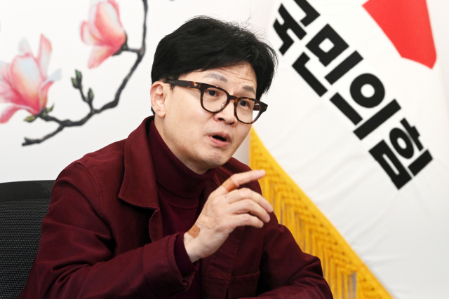 한동훈 국민의힘 비상대책위원장이 지난달 30일 서울 여의도 당사에서 총선 전망에 대해 이야기하고 있다.
