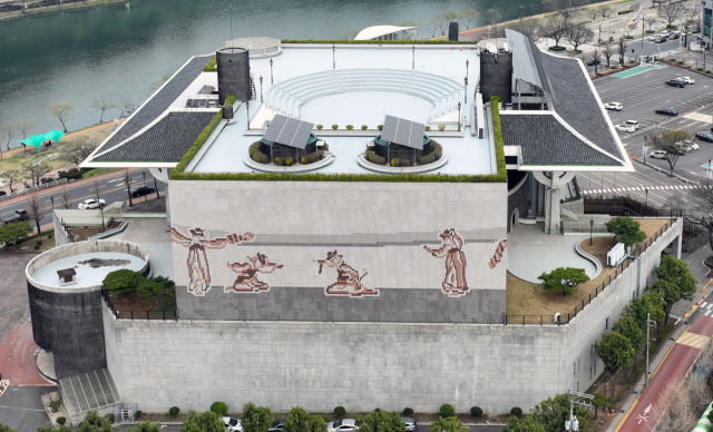 경남문화예술회관 옥상에는 야외공연장이 있고, 외벽에는 진주 검무가 그려져 있다.