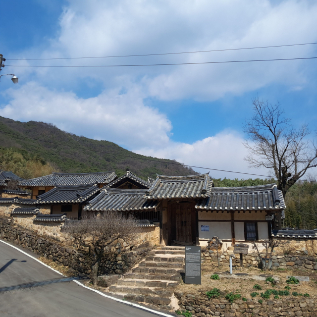 조선시대 묵와 윤사성이 창건한 묵와고택 입구.