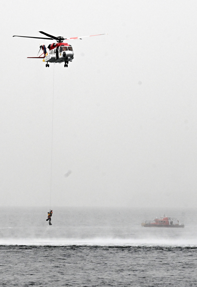 17일 오후 거가대교 인근 해상서 열린 창원해양경찰서 수난대비훈련에서 해경이 헬기로 익수자를 구조하고 있다./성승건 기자/