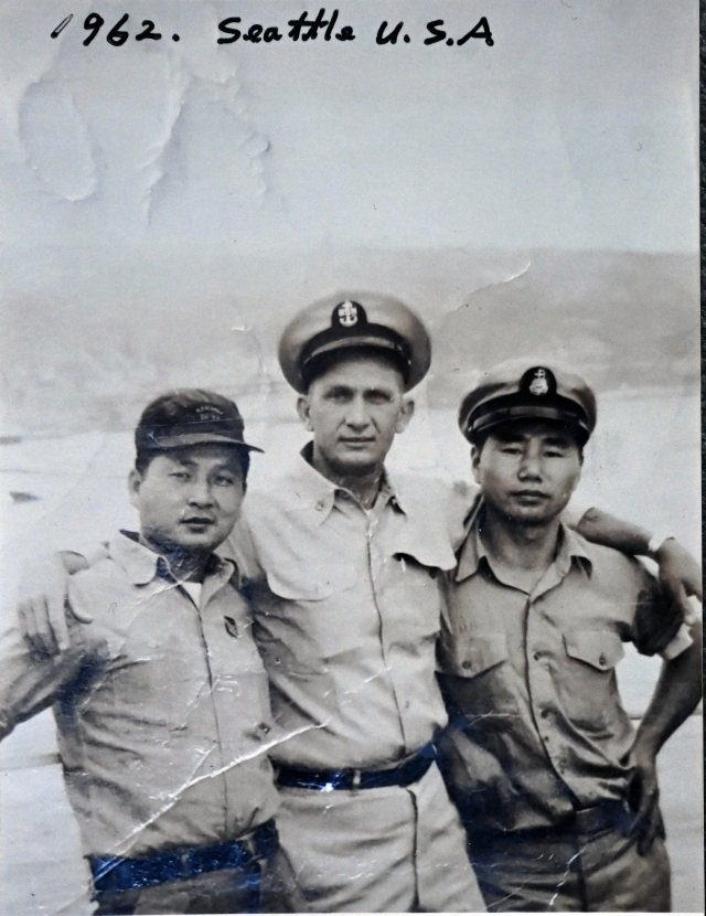 설항수씨(오른쪽)가 1962년 미 해군 군함을 인수하기 위해 미국 샌디에이고에서 교육받던 시절.