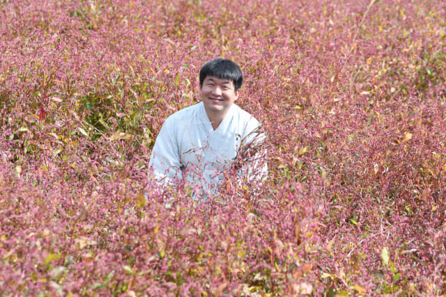 김현우씨가 김해시 진례면 쪽밭에서 수확한 쪽을 들어보이고 있다.