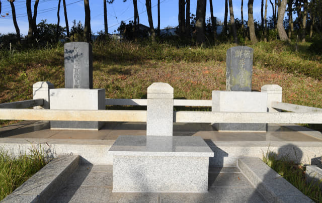 통영시 무전동 원문생활공원에 있는 삼열사비. 3·1만세의거 주모자로 일본경찰에 체포된 후 순국한 고채주, 이학이 열사의 묘비. 삼열사 중 허장완 열사의 묘소와 묘비는 용남면 화삼리에 남아 있다.