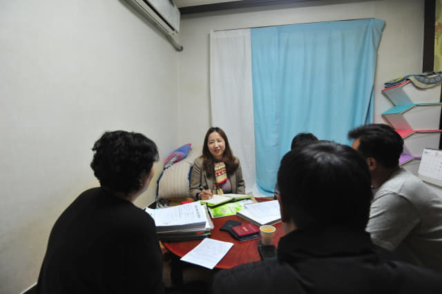 지난 4일 초록우산어린이재단 관계자가 명훈이네 가족과 상담을 하고 있다.