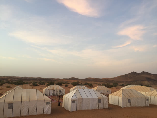 사막 모래 위 캠핑장에서 맞는 사하라의 아침.
