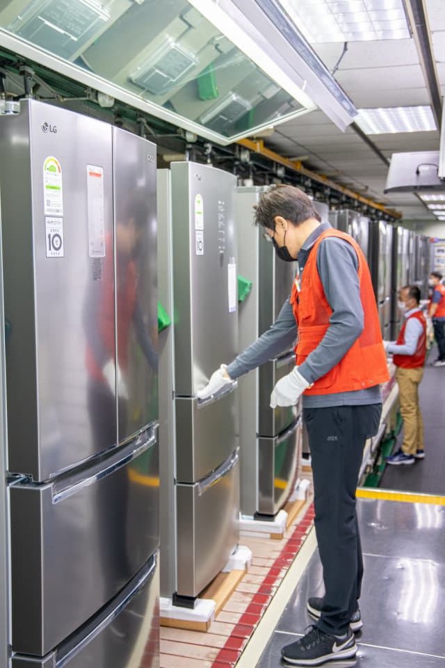LG전자 직원이 창원시에 있는 냉장고 생산라인에서 'LG 디오스 김치톡톡' 스탠드형 모델을 생산하고 있다./LG전자/