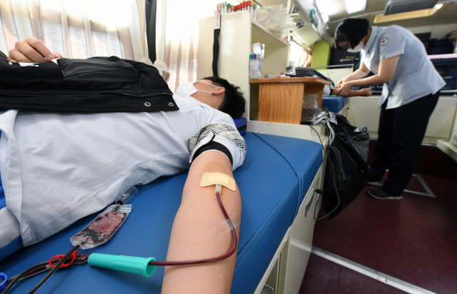 '31일간 사랑나눔 헌혈캠페인'이 시작된 20일 김해고등학교에서 학생들이 헌혈을 하고 있다./김승권 기자/