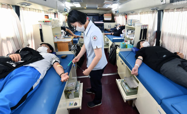 '31일간 사랑나눔 헌혈캠페인'이 시작된 20일 김해고등학교에서 학생들이 헌혈을 하고 있다./김승권 기자/