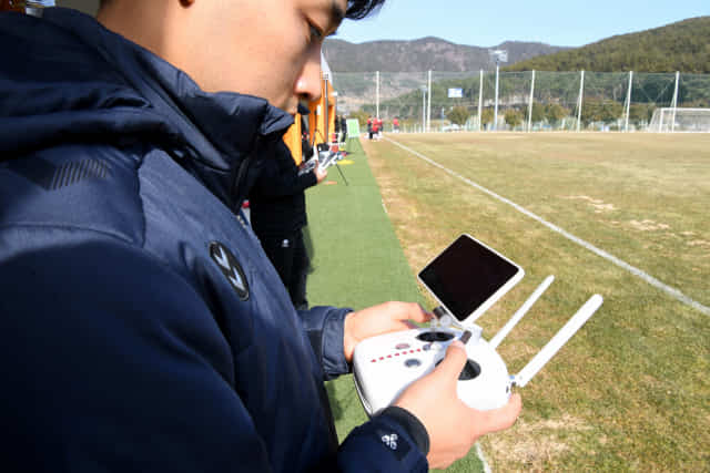 21일 오전 통영 산양스포츠파크에서 경남FC 스태프들이 드론을 이용해 경기장면을 영상으로 촬영하고 있다.